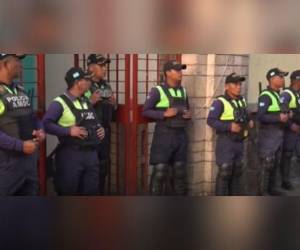Varios agentes permanecen apostados en la entrada del edificio ubicado en el centro de la capital.