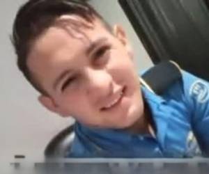 El cuerpo quedó tendido frente a su casa, mientras que los atacantes huyeron de la escena con rumbo desconocido.