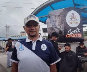 Familiares y pacientes del Hospital Escuela se encuentran en la barbería de don José un espacio de alivio, empatía y apoyo comunitario.