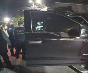 En el vidrio del vehículo de la víctima se visualizan varios impactos de bala.