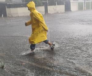 Las lluvias continuarán durante los próximos días en varias regiones de Honduras, debido al ingreso de humedad del Pacífico y la influencia de una vaguada en el occidente del país.