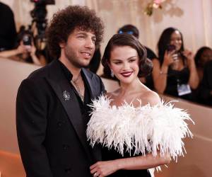 Hermosa lució Selena Gomez, quien debutó en la alfombra roja como la señora de Blanco, junto a su esposo.