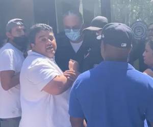 Momento en que el hondureño Juan Flores era expulsado del exterior del consulado.