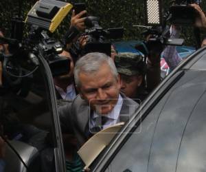 Tras concluir su audiencia de declaración de imputado, Roosevelt Hernández salió rápido de los juzgados. Su audiencia inicial se desarrollará el martes 1 de septiembre.