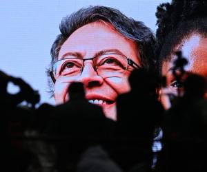 Periodista espera al candidato presidencial de izquierda colombiano Gustavo Petro en el Movistar Arena durante la segunda vuelta de las elecciones presidenciales en Bogotá, el 19 de junio de 2022. El exguerrillero Gustavo Petro fue elegido el domingo como el primer presidente de izquierda de una Colombia asolada por la crisis tras vencer a su rival millonario empresario Rodolfo Hernández tras una elección tensa e impredecible.