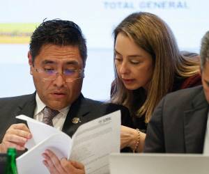 El presidente del Consejo Nacional Electoral, magistrado Cristian Quiroz (C), anuncia a Abelardo de la Espriella como presidente electo de Colombia este miércoles en Bogotá (Colombia). De la Espriella, del movimiento ultraderechista Defensores de la Patria, fue proclamado por el CNE como presidente electo de Colombia para el periodo 2026-2030.