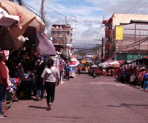 Cientos de vendedores informales ocupan mercados Zonal Belén, San Isidro, Colón y Las Américas, generando congestión y conflictos con la autoridad.