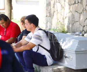 Desencajados y llenos de tristeza llegaron a la morgue de San Pedro Sul algunos de los familiares de las víctimas de una masacre en la que perdieron la vida tres personas, registrada el reciente jueves 11 de junio de 2026 al interior de un bar en el municipio de San Manuel, en el departamento de Cortés.