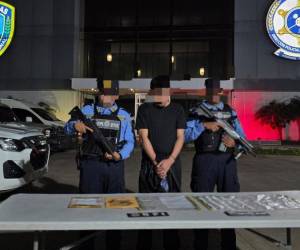 El conductor de Uber, de 24 años de edad, fue capturado por agentes de la Dirección Policial de Investigaciones (DPI) en la colonia La Joya en posesión de los 105 envoltorios de droga.