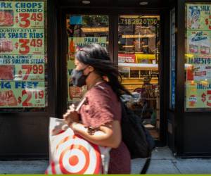 Precios afuera de una tienda de comestibles en Brooklyn, Estados Unidos.