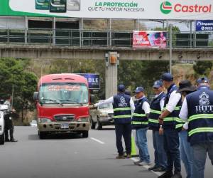En todos los ejes carreteros hay inspectores del IHTT revisando la documentación de las unidades.
