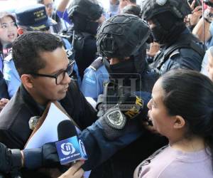 Este jueves 15 de enero, un despliegue policial llegó a Las Crucitas, en las cercanías de El Picacho, para ejecutar una orden de desalojo en contra de al menos 15 familias, que tendrían que dejar voluntariamente sus viviendas. A continuación los detalles y las imágenes.