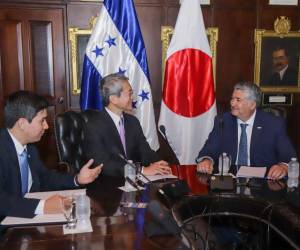 El ministro de la presidencia Juan Carlos García (derecha) se reunió con el embajador de Japón en Honduras Kazuhiro Nakai y Soshi Otomo, jefe de Cultura y Relaciones Públicas de la embajada de Japón.