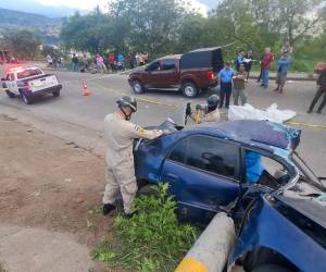 Las autoridades llegaron y reconocieron el cadáver de la mujer que perdió la vida al impactar el vehículo en un poste del tendido eléctrico en el anillo periférico a inmediaciones de la colonia Vista Hermosa.