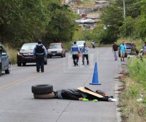 El cuerpo del hombre quedó a la orilla de la calle, mientras que la moto estaba entre la maleza.