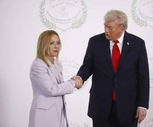 Trump critica a Meloni después de que ella negara que le rogó tomarse una foto con él.