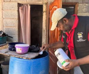 Las autoridades hicieron un llamado a la población para eliminar recipientes con agua acumulada en patios y solares, ya que estos se convierten en los principales criaderos del mosquito transmisor del dengue.