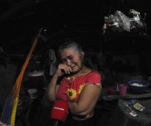 Doña María Concepción Aguiler, una hondureña que vive en el empobrecido Corredor Seco, llora porque los alimentos escasean a causa de la sequía.