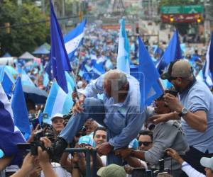 Los militantes y autoridades del Partido Nacional caminaron por el bulevar Centroamérica este sábado 8 de noviembre para mostrar su respaldo al candidato Nasry Asfura previo a las elecciones generales del 30 de noviembre. A continuación las mejores imágenes captadas por EL HERALDO.