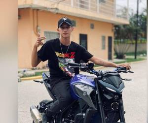 La masacre de tres jóvenes en un taller de motocicletas ubicado en la colonia Saturno, sector Satélite, en San Pedro Sula, sigue causando conmoción en la localidad. De hecho, el reciente domingo trascendió la muerte del abuelo de Joshua Gerardo Bautista Hernández, de 23 años, una de las víctimas, quien según allegados, no soportó la noticia sobre la muerte de su nieto. A continuación los detalles.