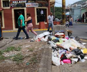 Aunque las cuadrillas de la Alcaldía limpian a cada semana, en Comayagüela hay varios promotorios de basura que contaminan el ambiente.