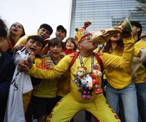 La selección colombiana que aspira a ser protagonista del Mundial 2026, pisó anoche lunes el suelo de la Ciudad de México, donde debutará dentro de dos días contra Uzbekistán en el Grupo K. Así se vivió su llegada al país azteca.