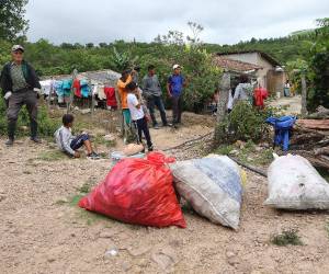 Mientras Tegucigalpa crece, la aldea El Cimarrón continúa sin agua potable, sin electricidad y con caminos que dificultan el acceso a la comunidad.