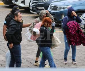 Los primeros cuatro detenidos por el caso de corrupción en Sedesol son trasladados a la Corte Suprema de Justicia para la audiencia de declaración de imputados. Todos llegaron cargando consigo abrigos y hasta cobijas para soportar el frío en las celdas.