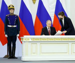 En su discurso antes de la firma de la anexión, Putin instó a Ucrania a cesar las hostilidades.