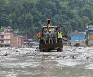 La lluvia, la inestabilidad de las laderas, los accesos dañados y los cortes de comunicaciones complican la búsqueda de los 265 desaparecidos por la riada en el condado chino de Gyirong (Tíbet, suroeste), donde los equipos detectaron un lago formado por el represamiento natural del agua cerca del paso fronterizo con Nepal.