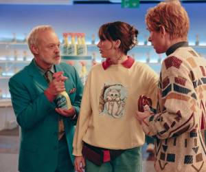 Taylor Swift estrenó hoy el videoclip de Opalite, su nuevo sencillo extraído del álbum The Life of a Showgirl, publicado en octubre de 2025. La producción audiovisual cuenta con la participación de destacadas figuras del cine y la televisión británicos e internacionales, entre ellos Cillian Murphy, Domhnall Gleeson, Jodie Turner-Smith, Greta Lee, Lewis Capaldi, Kameron Saunders y el presentador Graham Norton.