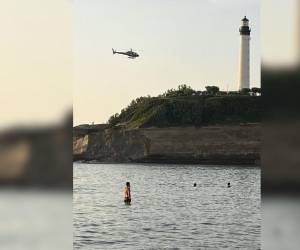 En el momento del colapso, numerosas personas se encontraban en el agua.