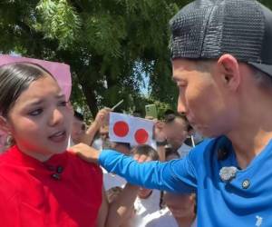 Tras doce años, la reconocida creadora de contenido hondureña Dunia Santos Urbina, más conocida como Bizcochita Santos, regresó a Honduras desde Estados Unidos, y durante una visita a una escuela ubicada en una zona rural se quebró frente a las cámaras. ¿La razón? A continuación los detalles.
