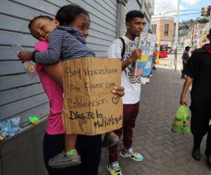 Las calles y avenidas de Comayagüela se han convertido en pasajes de venezolanos quienes a diario apelan a la solidaridad del capitalino y piden una ayuda.