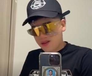 Un juez de Ecuador envió este viernes a prisión preventiva por presunto tráfico de armas a una mujer que estaba con Jeremy Zambrano alias 'Frenillo', supuesto cabecilla del grupo criminal Mafia 18, en el momento en el que él se lanzó el jueves de un edificio para evitar ser capturado, lo que causó su muerte.