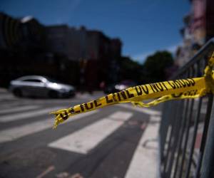 La cinta policial cuelga de una barricada en la esquina de las calles South y 3rd en Filadelfia, Pensilvania, el 5 de junio de 2022.