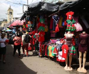 La ropa de temporada como gorros, pantalones y camisas se exhiben en los principales mercados del Distrito Central.
