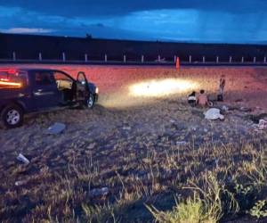 El vehículo quedó destrozado en la cuneta que divide la carretera.