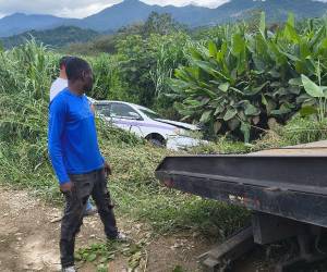 El taxi quedó sumergido del lado del conductor.