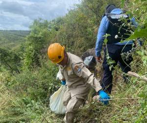 Miembros del Cuerpo de Bomberos y Policía Nacional ayudaron a rescatar el cuerpo de Kevin Alexis Oyuela Castillo, quien fue encontrado la mañana del lunes en avanzado estado de descomposición.