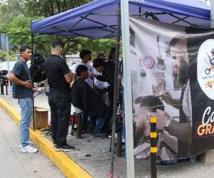 Tras más de un año a la intemperie, el barbero solidario José Trejo ahora atiende dentro del Hospital Escuela, llevando dignidad a quienes más lo necesitan.