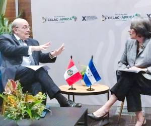 La Secretaria de Relaciones Exteriores de Honduras, Mireya del Carmen Agüero Trejo, sostuvo un encuentro con el canciller de Perú, Hugo Claudio de Zela Martínez, en el marco de la X Cumbre de la Celac en Bogotá.