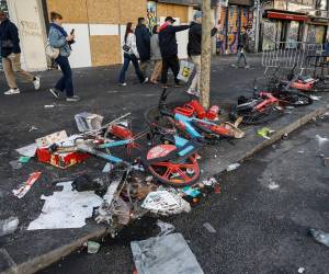 Las fuerzas del orden francesas detuvieron por el momento a 2,000 personas por su participación en actos de violencia durante la jornada de protestas sociales organizada en Francia el sábado, que en muchos sitios degeneró en enfrentamientos, ataques a edificios públicos y saqueos de comercios.