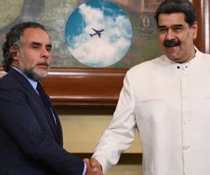 El embajador colombiano Armando Benedetti fue recibido en el palacio de Miraflores por el presidente de Venezuela, Nicolás Maduro, marcando el restablecimiento formal de relaciones diplomáticas.