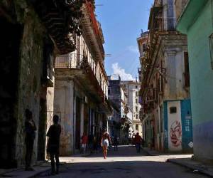 Condado de Miami revoca licencia de empresa de EE UU que envía autos y mercancía a Cuba.
