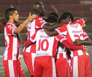 El DT portugués hizo debutar a Rembrandt Flores con buen suceso en reemplazo del mismo Sacaza.