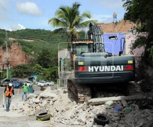 La demolición de seis viviendas que se encuentran en la zona por la que se realizará la ampliación de la carretera salida al sur de Tegucigalpa continúa este martes 20 de octubre, luego de que sus propietarios recibieran indemnizaciones que superan los 8.5 millones de lempiras.