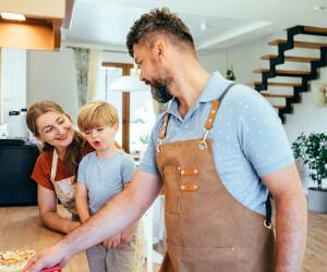 Cada conversación, decisión compartida o tarea realizada entre los adultos del hogar se convierte en un modelo de convivencia.