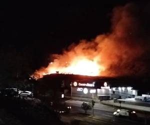 El incendio de una zacatera amenaza viviendas y negocios próximos en el anillo periférico.