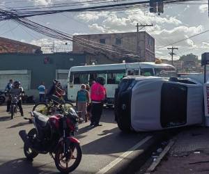 Con las llantas en el aire quedó una ambulancia tras ser impactada por un rapidito en la quinta avenida de Comayagüela. Aquí las imágenes del fuerte impacto que dejó al menos cuatro heridos.